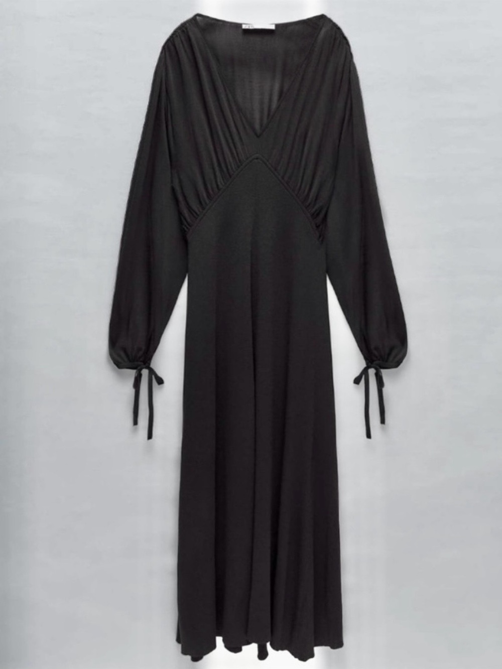 NWT Zara Deep V-Neck Flowy Maxi Knit
Dress | Size Medium